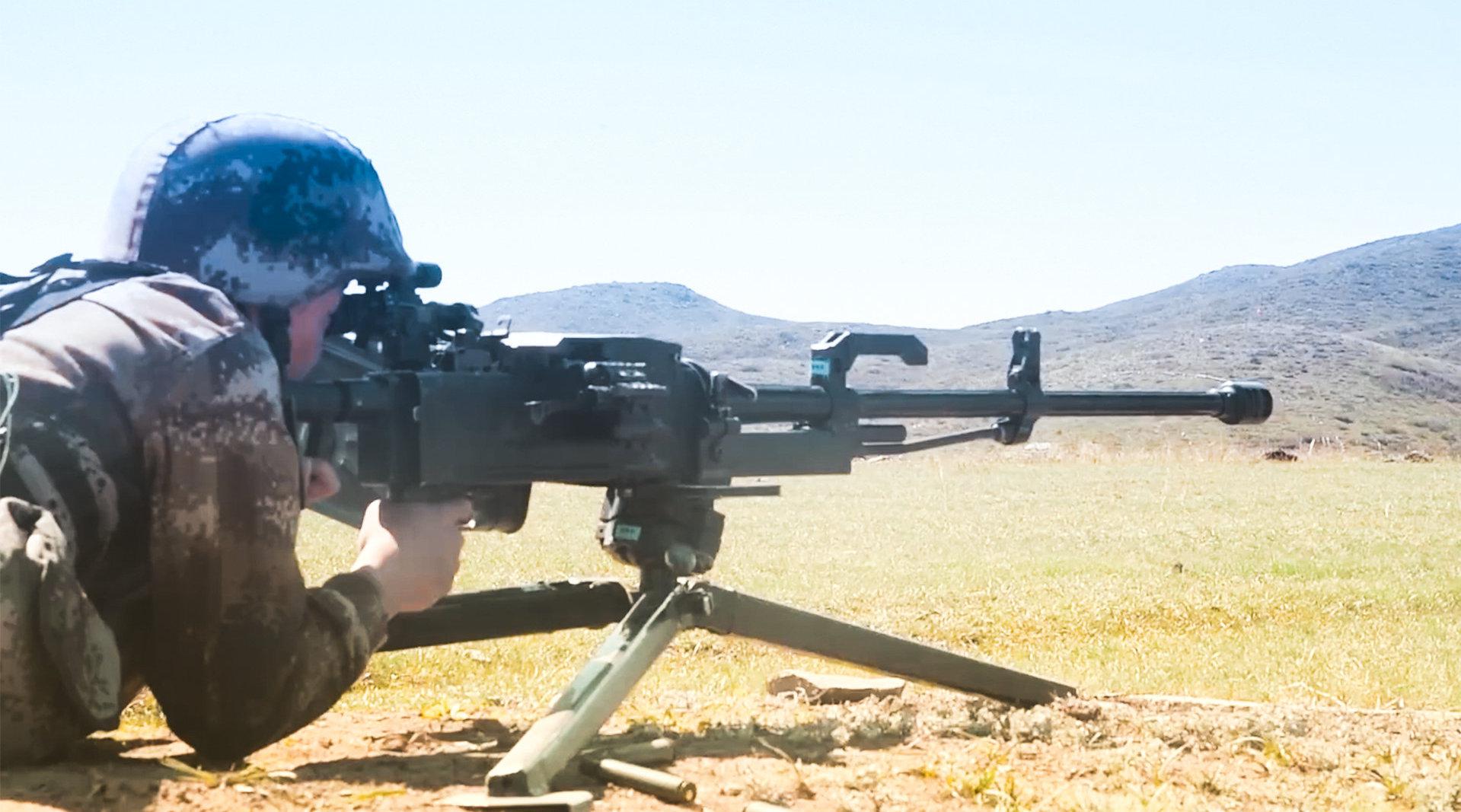 重机枪在山地开火,实弹射击场面很硬核!