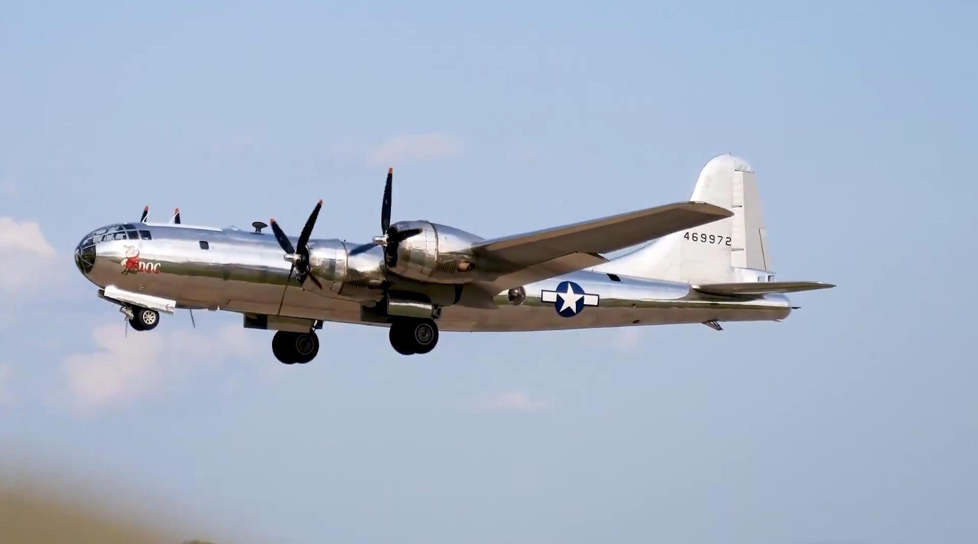 奥什科什航空展,b-29轰炸机起飞,镜头非常抢眼!