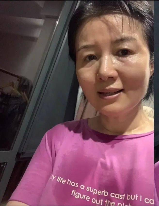 郑卫莉晒自己乘地铁被拍穿皮衣很俗气54岁素颜真实有老人样