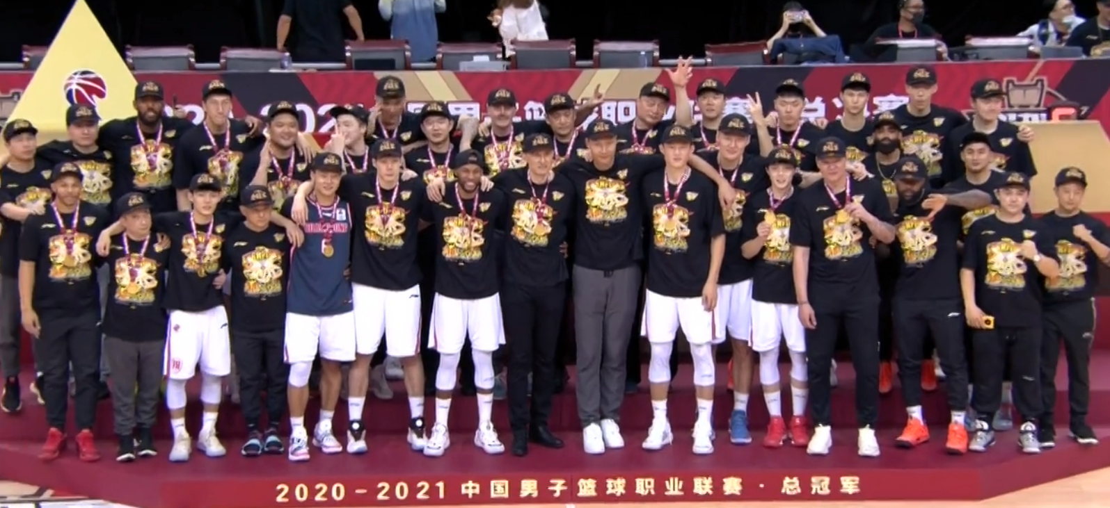 广东夺冠合影姚明被要求站边上别挡人11冠王队员将他拉到c位