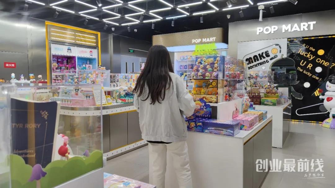 王成一直在做潮玩设计工作,并在几年前与另外几位设计师成立了工作室.