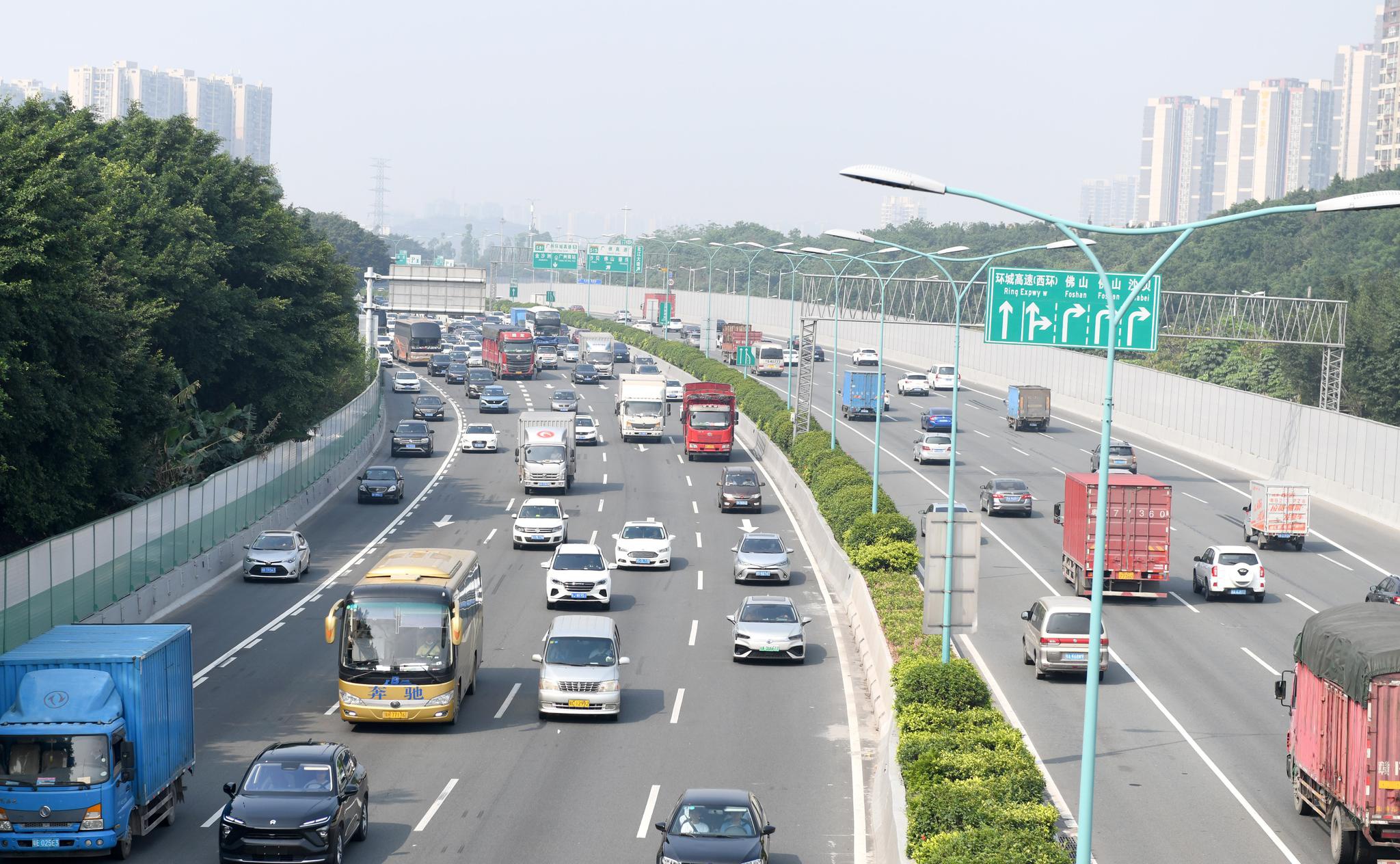 5月1日,广州环城高速公路上车行缓慢.