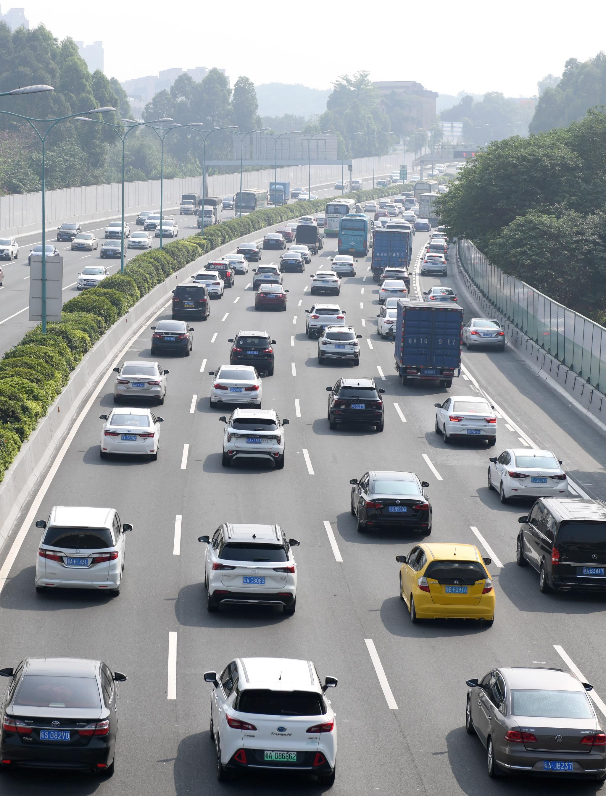 5月1日,广州环城高速公路上车行缓慢.新华社记者 卢汉欣 摄