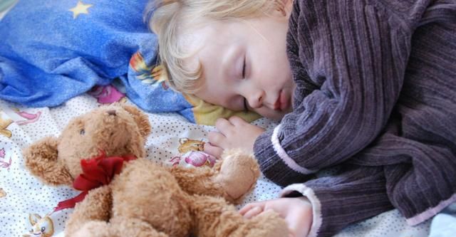 奶睡是个宝宝快速入睡的小妙招奶睡到底可不可取一次讲清楚