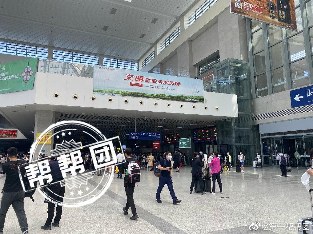 五一我在岗:福州火车南站派出所民警护航旅客出行安全休闲区蓝鸢梦想 - Www.slyday.coM 五一我在岗:福州火车南站派出所民警护航旅客出行安全休闲区蓝鸢梦想 - Www.slyday.coM