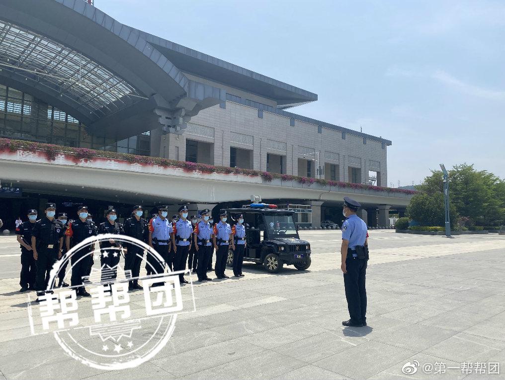 五一我在岗:福州火车南站派出所民警护航旅客出行安全休闲区蓝鸢梦想 - Www.slyday.coM 五一我在岗:福州火车南站派出所民警护航旅客出行安全休闲区蓝鸢梦想 - Www.slyday.coM