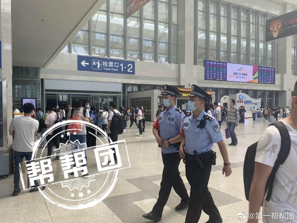 五一我在岗:福州火车南站派出所民警护航旅客出行安全休闲区蓝鸢梦想 - Www.slyday.coM 五一我在岗:福州火车南站派出所民警护航旅客出行安全休闲区蓝鸢梦想 - Www.slyday.coM