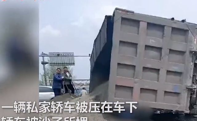 痛心!辽宁超载货车侧翻压扁私家车,一家3人不幸当场身亡休闲区蓝鸢梦想 - Www.slyday.coM