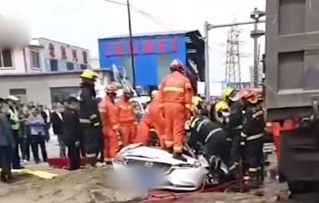 痛心!辽宁超载货车侧翻压扁私家车,一家3人不幸当场身亡休闲区蓝鸢梦想 - Www.slyday.coM 痛心!辽宁超载货车侧翻压扁私家车,一家3人不幸当场身亡休闲区蓝鸢梦想 - Www.slyday.coM