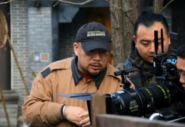 著名导演黄鹤病危!近照骨瘦如柴面色蜡黄发黑,身上插满数条导管