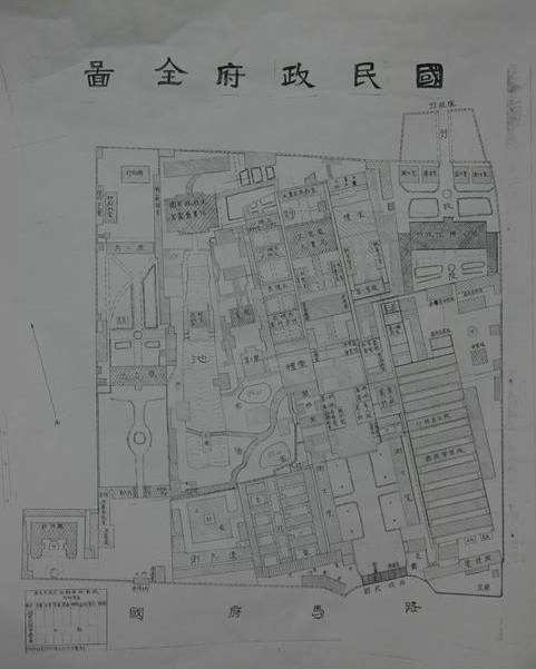 2000年,绘制于1931年(民国二十年)的"国民政府全图"复印件在一堆废弃
