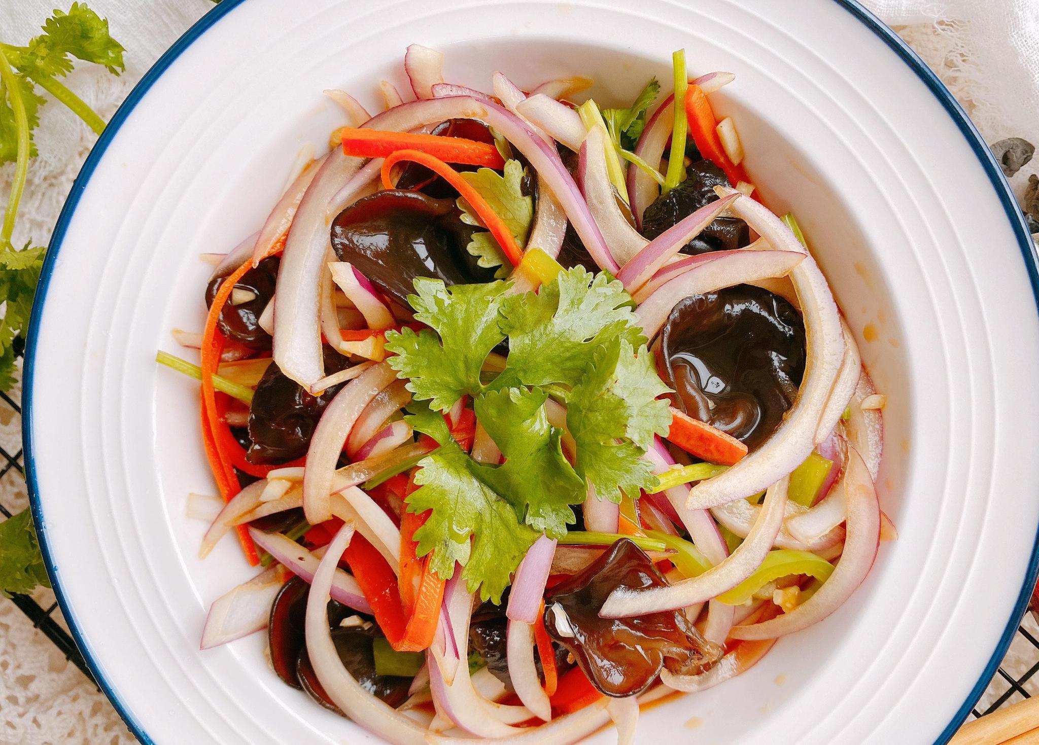 凉拌洋葱怎么去除辣味「凉拌洋葱怎么去除辣味儿」