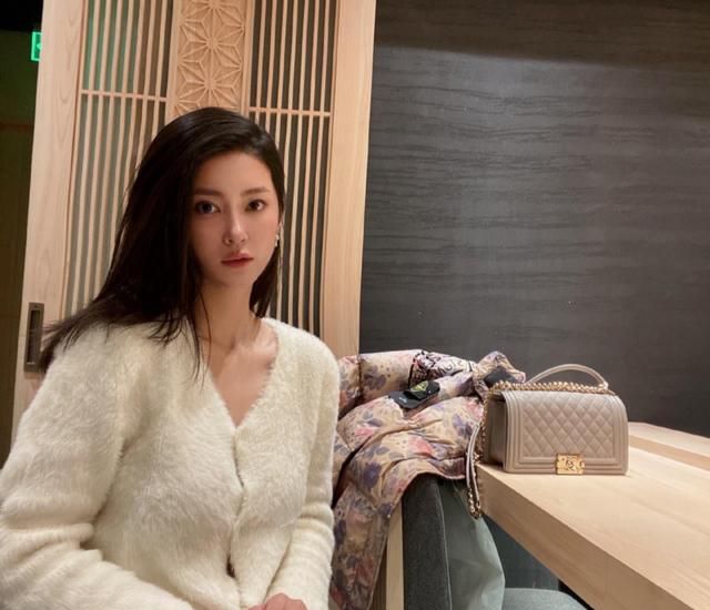 刘晓宇前女友晒新照穿粉红长裙划船吸人眼球颜值很高拒绝恋爱