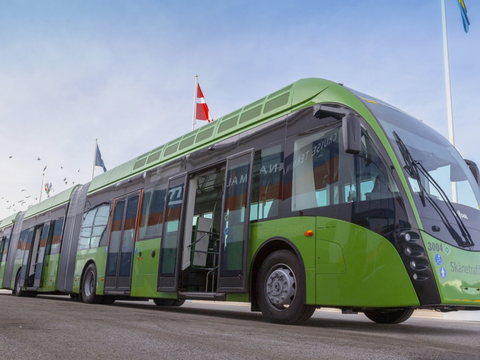 国外的三节车厢大容量公交车欣赏,看来修地铁很重要啊