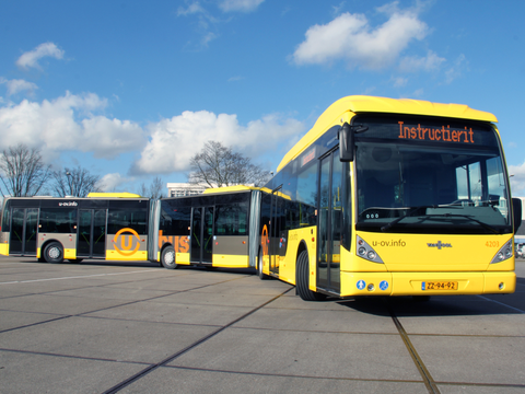 国外的三节车厢大容量公交车欣赏,看来修地铁很重要啊