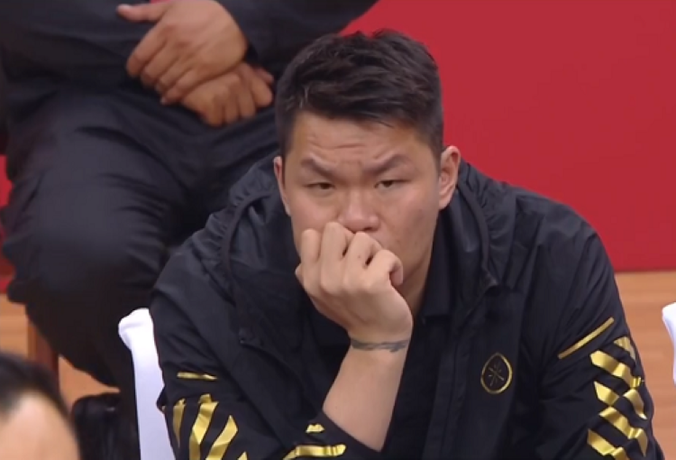 赵睿击掌忽略朱芳雨朱总手一伸吓得赵睿立马退回杀伤性太大