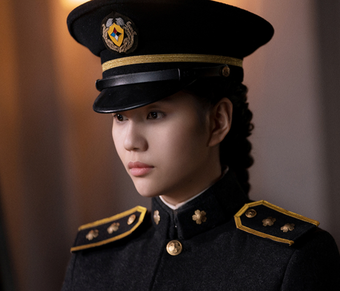 但反方阵营里的年轻女特工,职务性狠辣之外,还隐隐留着几分少年人的