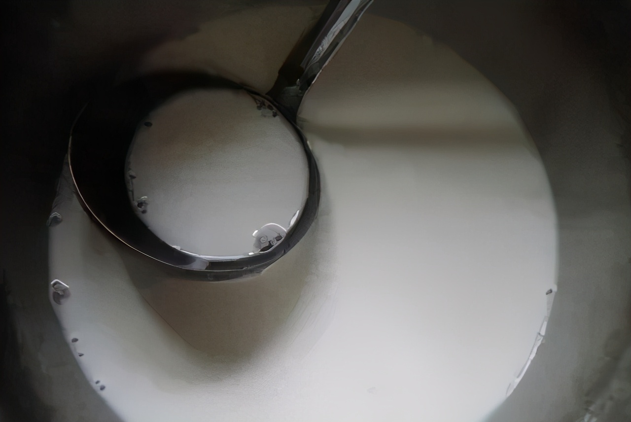 搅拌均匀淀粉糊,挖2匙粉浆水平摊在盘上,将圆盘放入开水大锅中,盖上