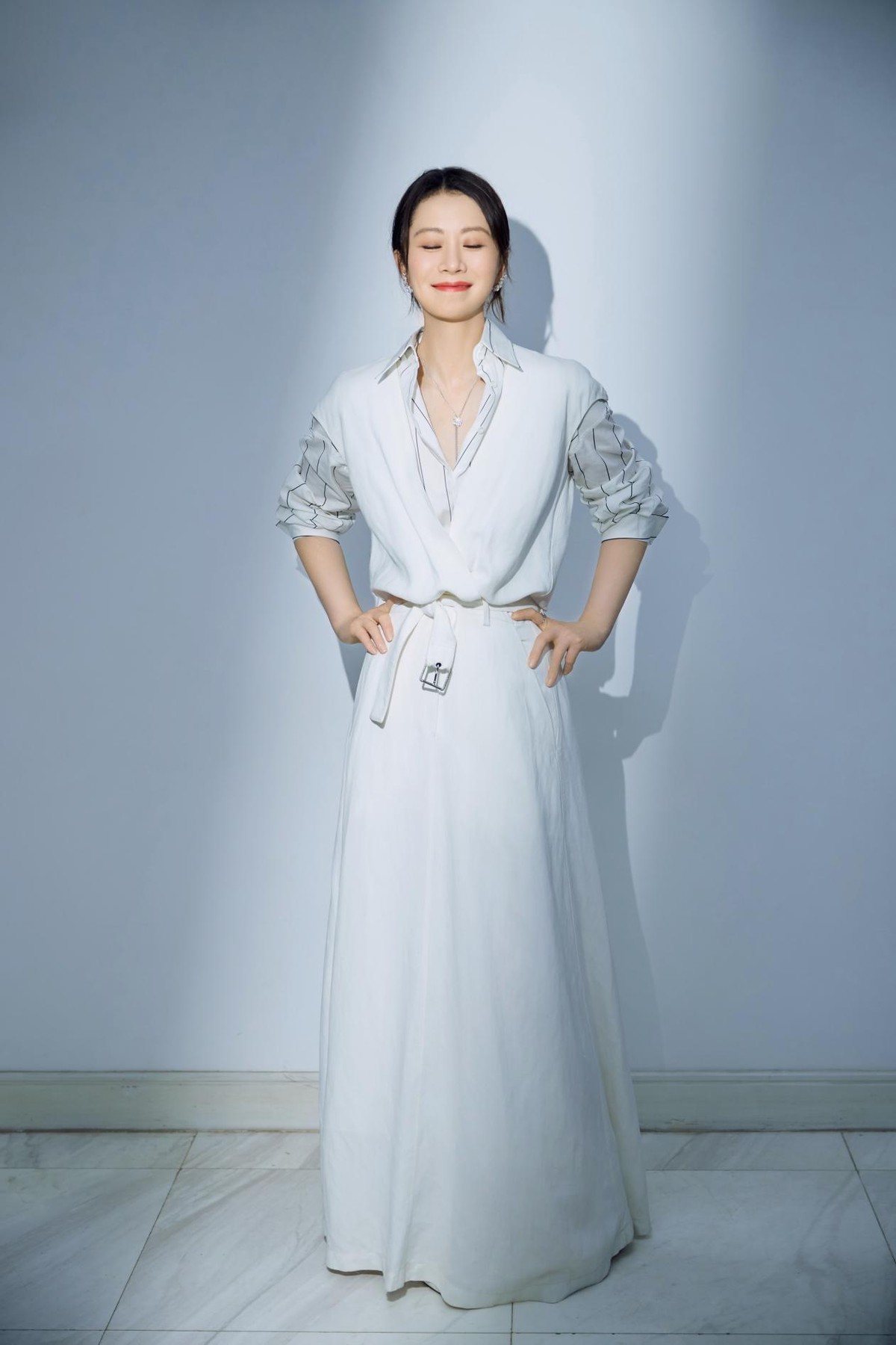 海清留长发之后真是越来越有女人味了穿一身白还不显胖真美