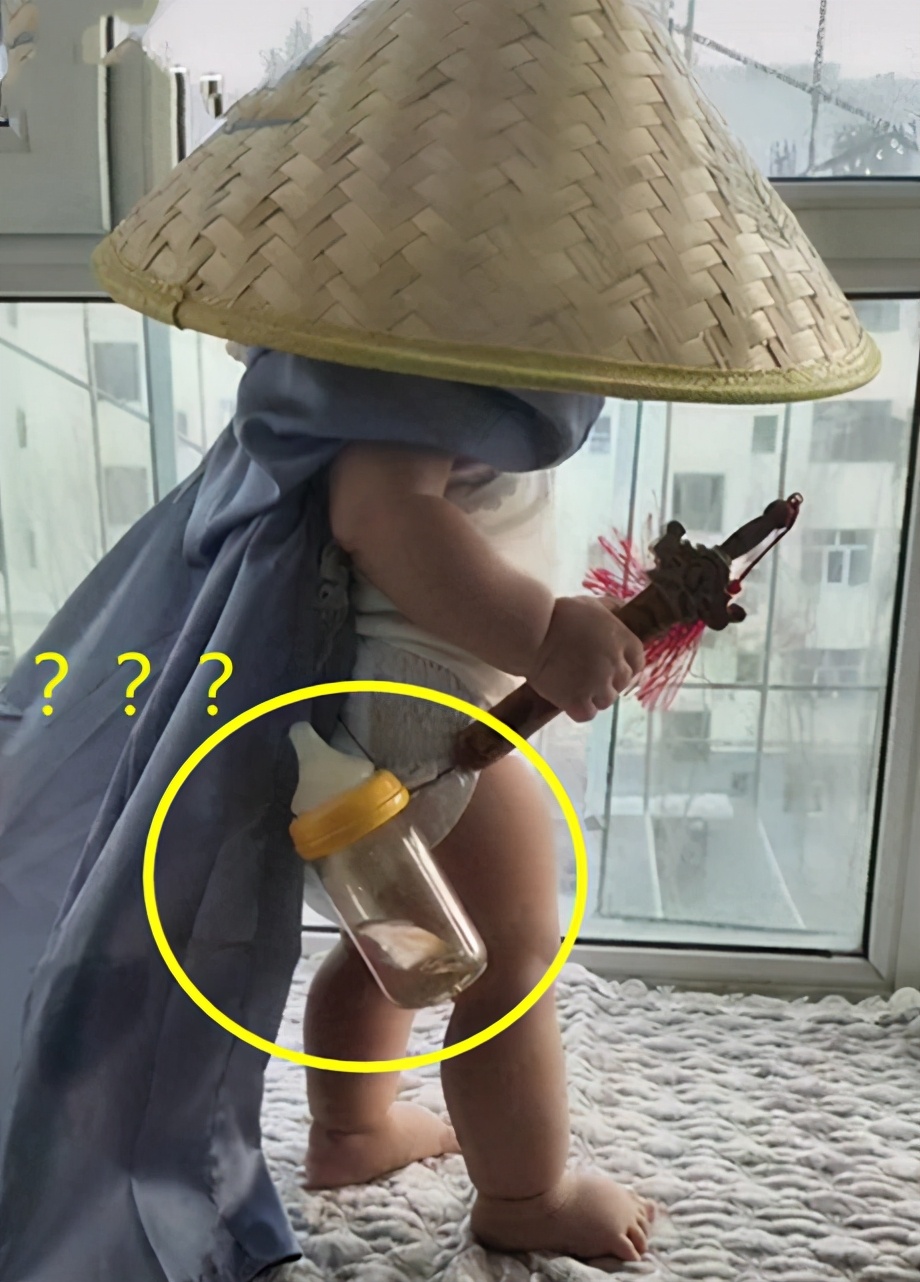 大侠穿着尿不湿手拿宝剑霸气侧漏身份却被假酒壶出卖