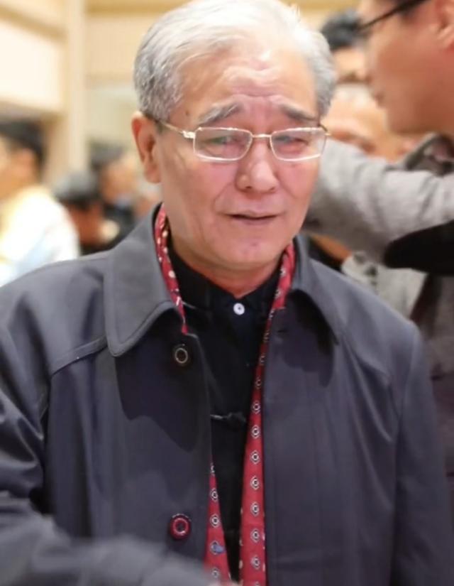 马三立之子马志明现身德云社75岁仍精神抖擞众人簇拥声望高