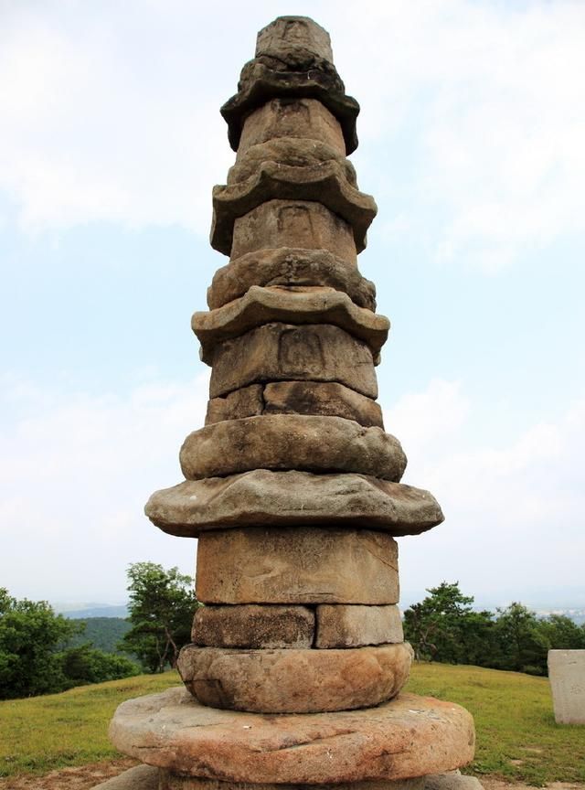 大连这座石塔坐落在碎石块上经八百年风雨而不倒堪称奇观