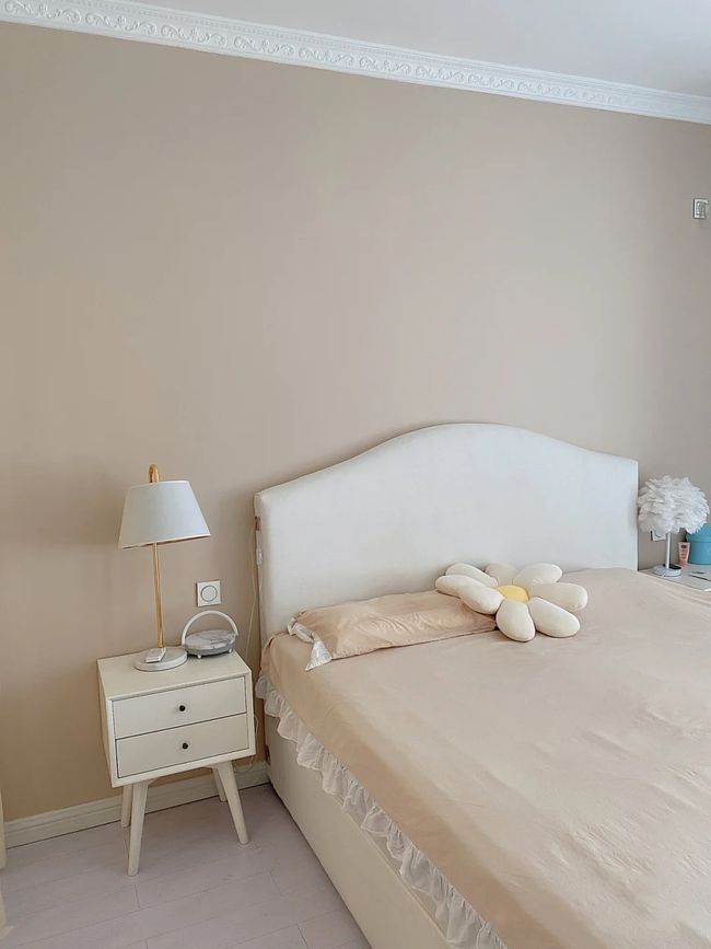 一圈石膏线,漂亮大方又显空间感,背景墙跟电视墙一样,刷了鹬米色墙漆