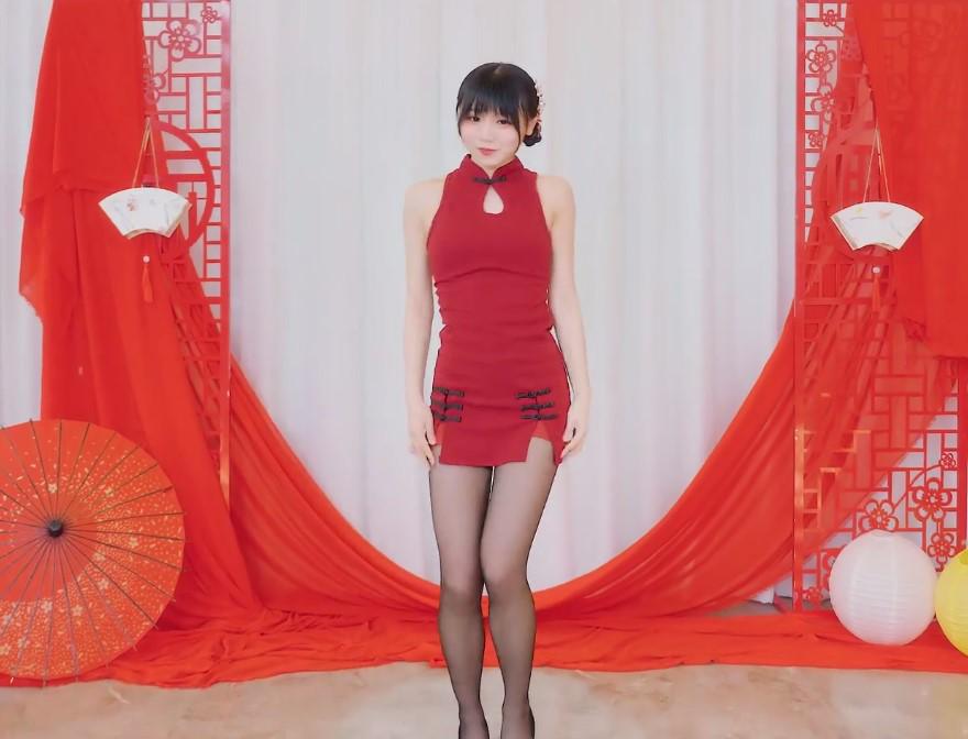 b站舞娘翻跳大喜红色旗袍配黑色液体袜网友表示全都要