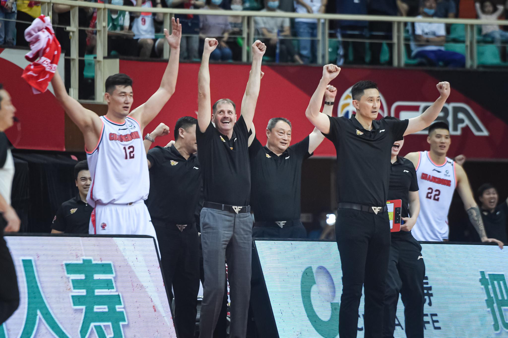 5月1日,广东东莞大益队球员胡明轩(前右二)获得总决赛最有价值球员奖