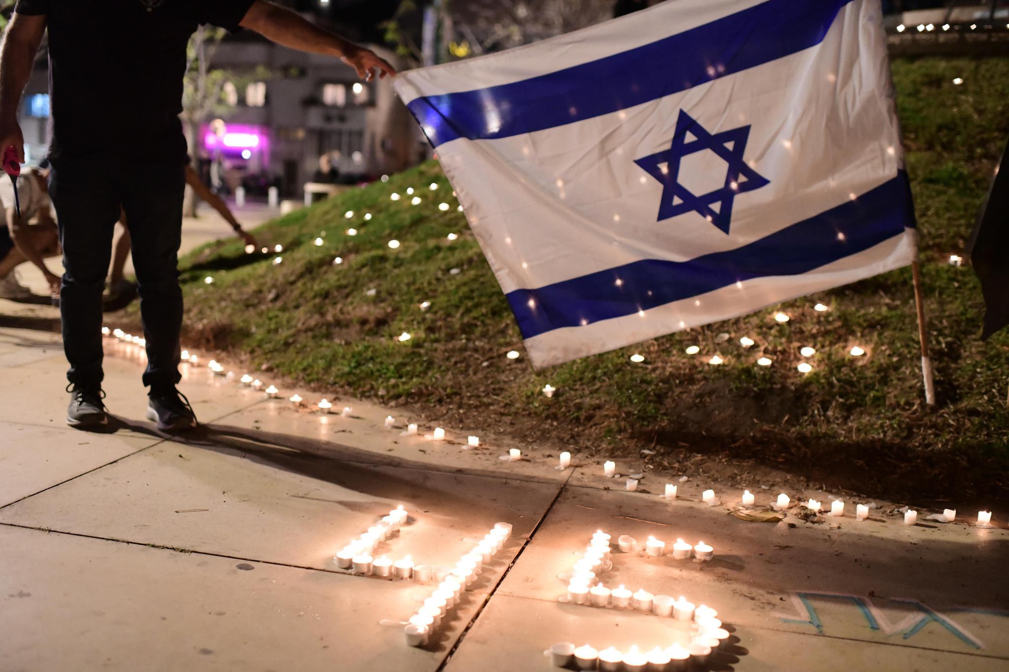 5月1日,民众在以色列梅龙山点亮蜡烛,悼念该国梅龙山踩踏事故中 545