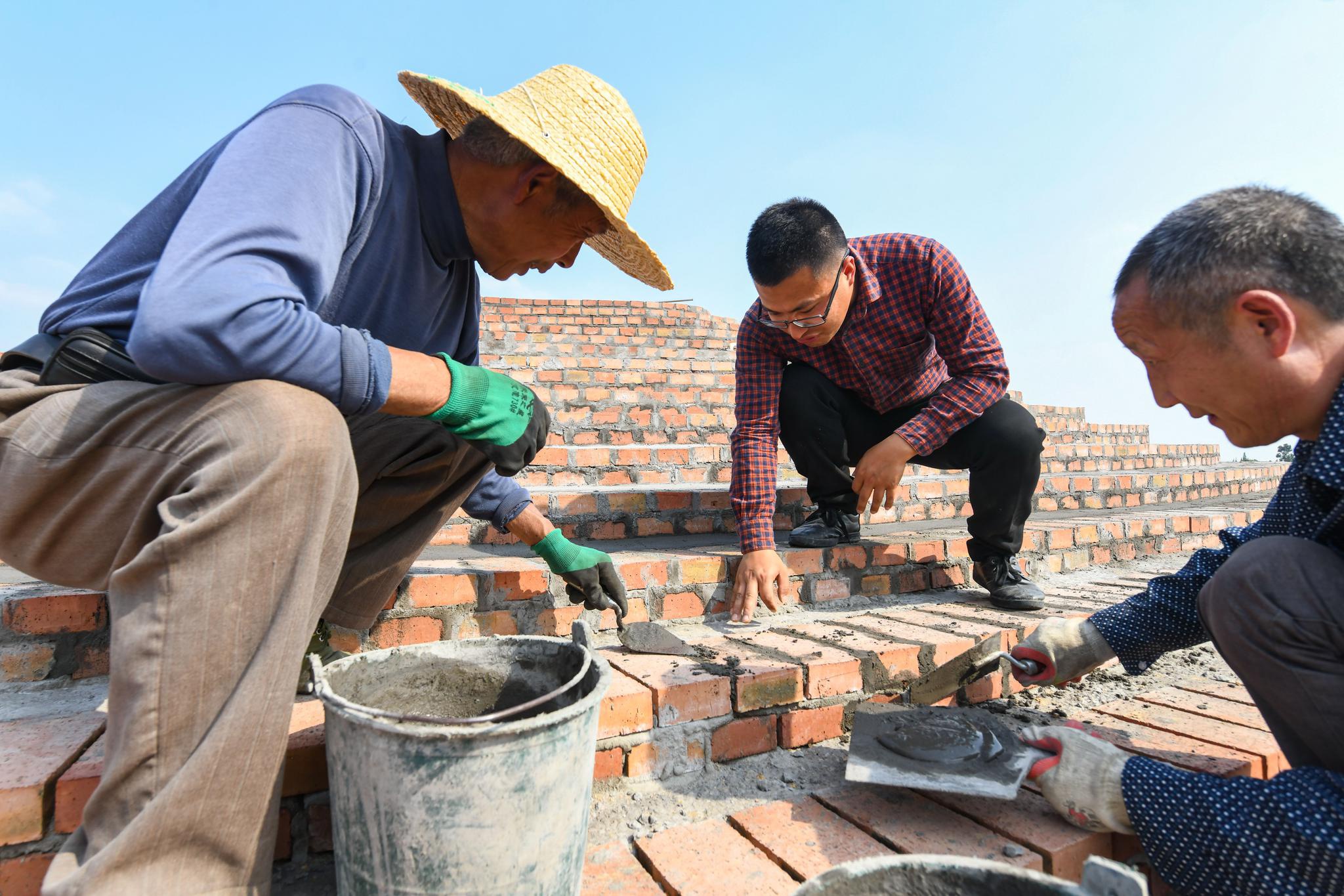 4月30日,在四川省彭山区公义镇新桥村,刘沈厅(右