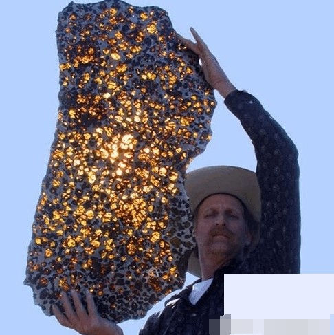 男子农村野外捡到发光怪石头,原来是天外来物,价值百万