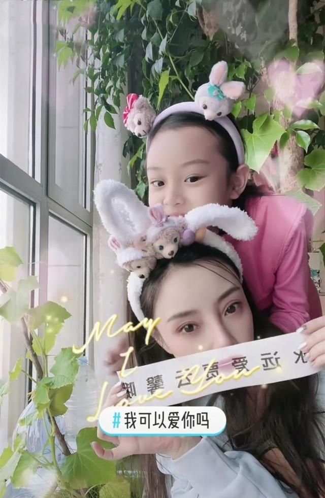 李小璐晒母女合照室内黄瓜藤高大茂密晒甜馨全名力破改姓传闻