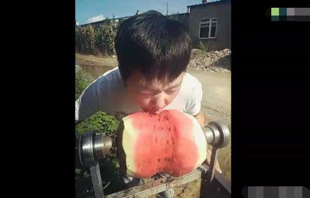 男子挑战用电钻吃西瓜这酸爽这表情亮了