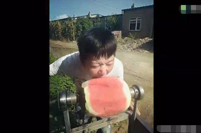 男子挑战用电钻吃西瓜这酸爽这表情亮了