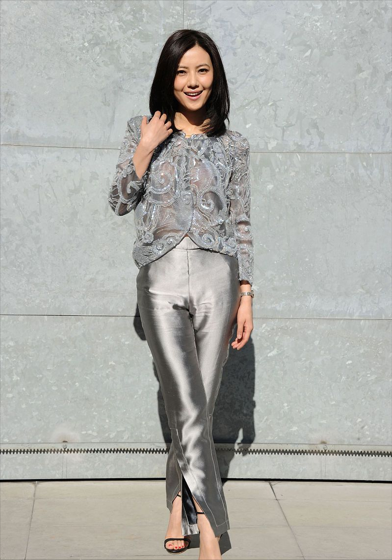 今年流行的滑溜面料真抢镜穿在高圆圆的腿上感觉更光溜了