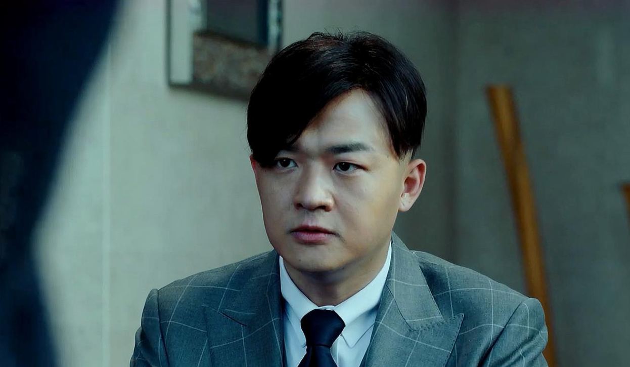 张颂文饰演的魏河县县长曹志远给人很大的亮点,金丝眼镜一副儒雅的做