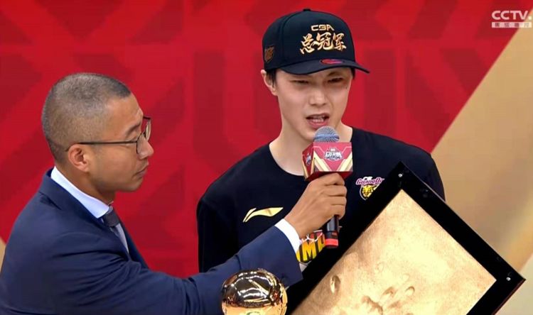 胡明轩首次荣获总决赛mvp,母亲在现场笑开了花|cba|胡明轩|广东男篮