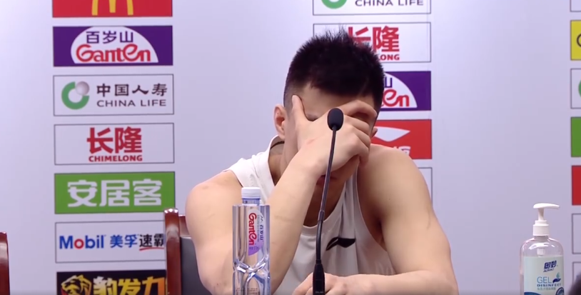 g3赛后郭艾伦情绪失控趴墙壁上痛哭直言接受不了