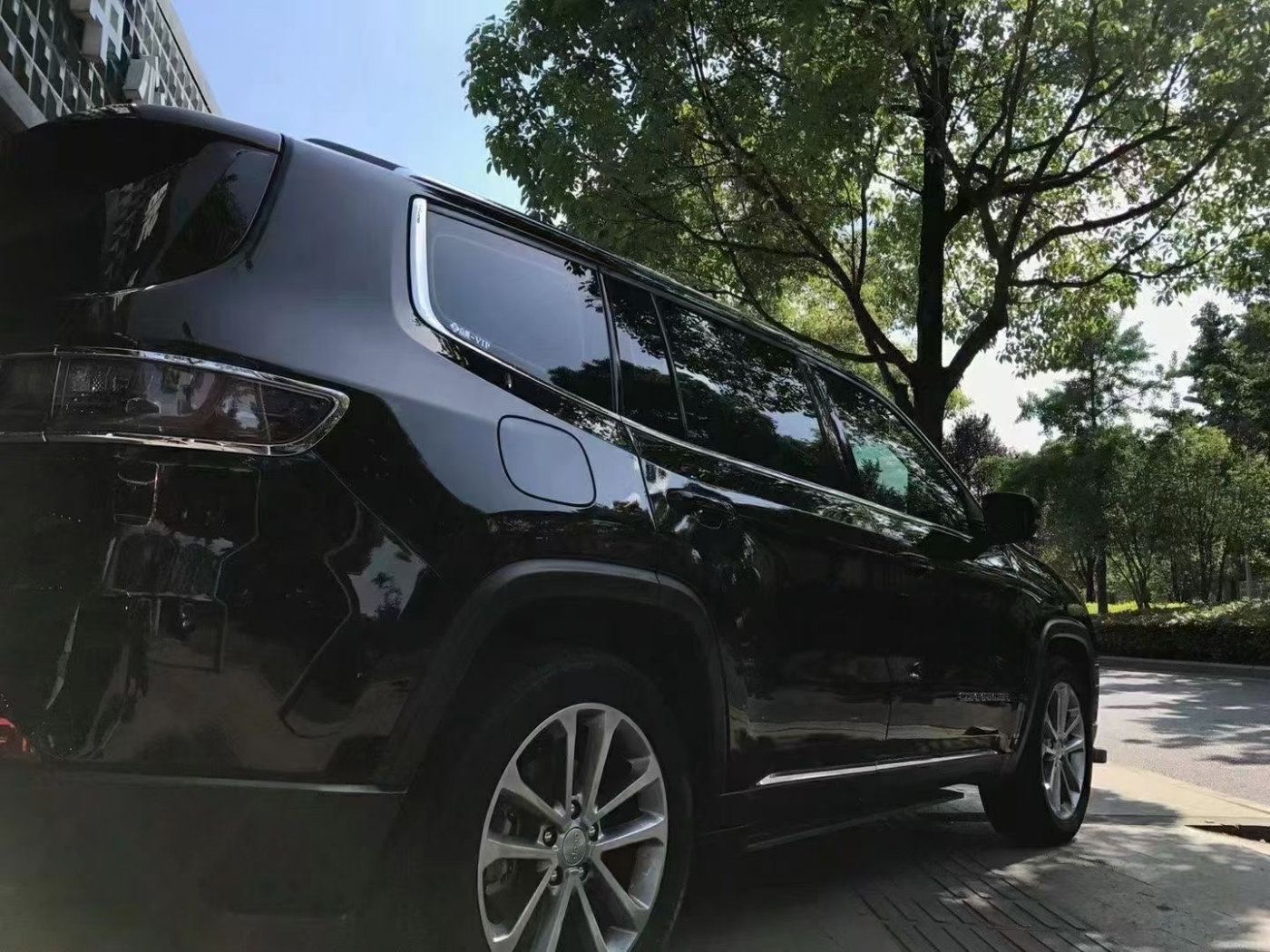 jeep大指挥官贴了黯黑隐形车衣 效果比改色还67要棒