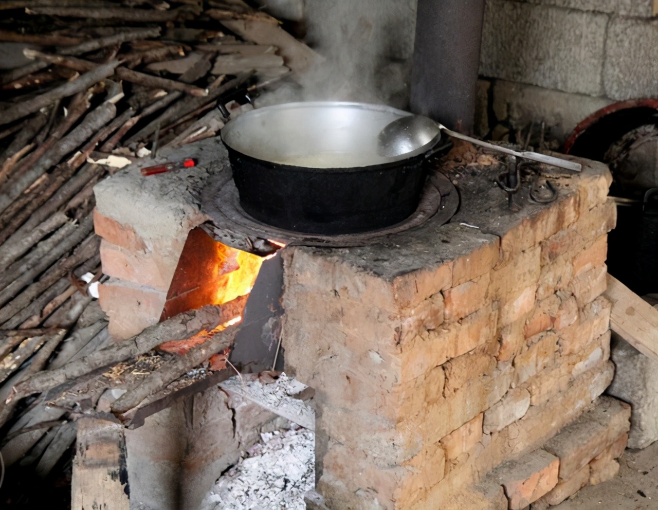 农村安装了燃气管道,但依旧热衷烧柴火,难道是柴火做饭更香吗