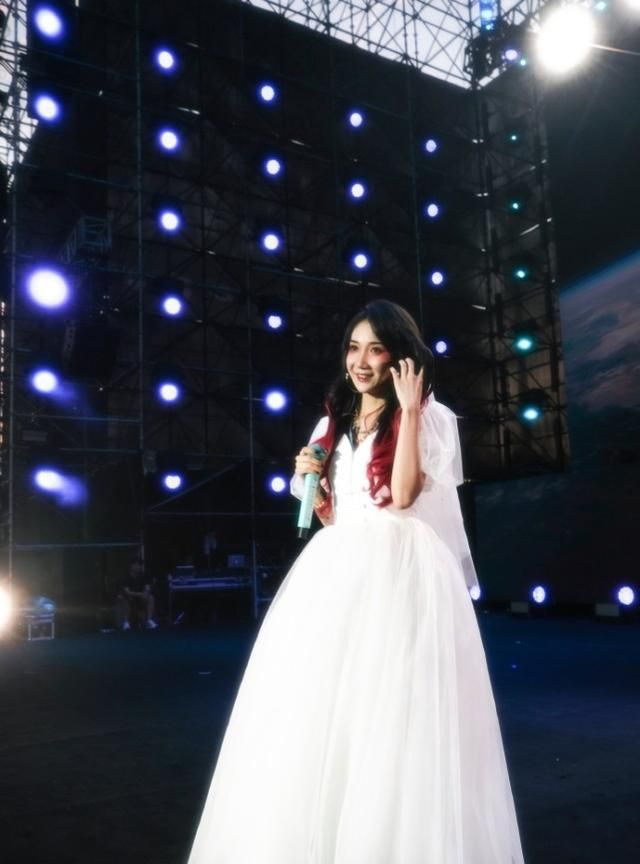 有一种整容叫乃万穿婚纱红色长发配花臂堪称最美动漫新娘