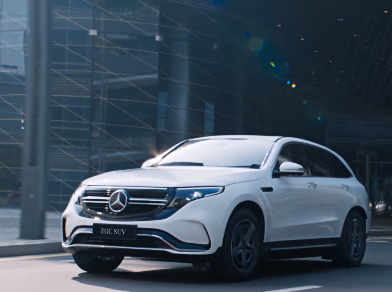 续航太低,定价太高,奔驰eqc上新也太自信了吧!