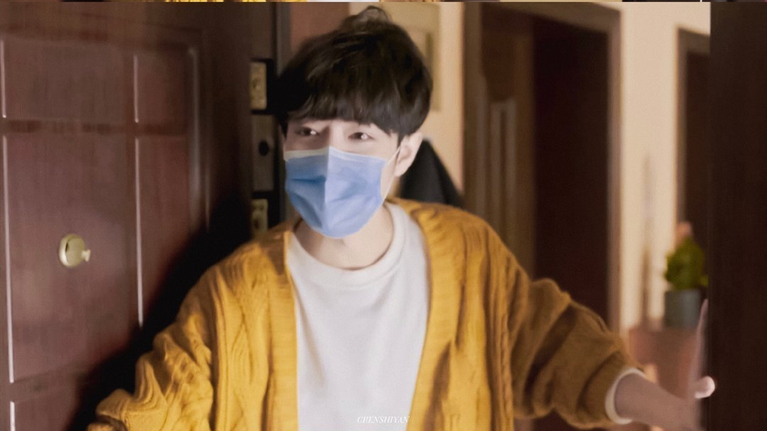 肖战在剧中的其中一个单元《幸福社区》中扮演一个社区志愿者"蔡丁"