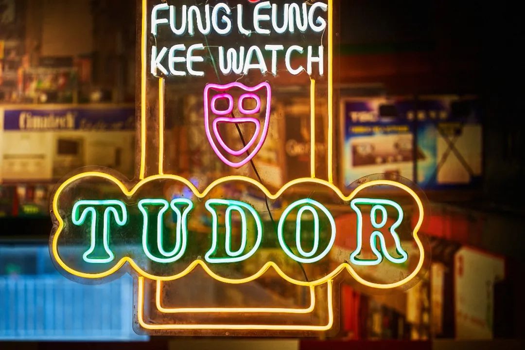 折叠桌,铁闸门,广告画报都和港剧里的大排档一模一样这样一步一景