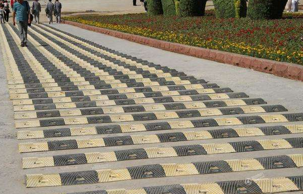 为了限制很多车辆的车速,你会发现,在马路上经常可以看到很多减速带的