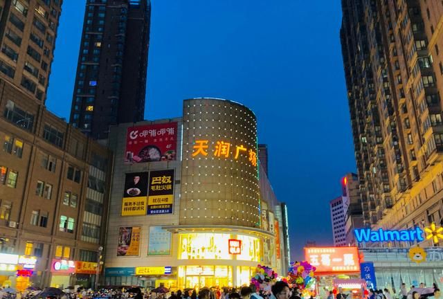 实拍信阳市热闹非凡广场在步行街旁边面积不大人非常多