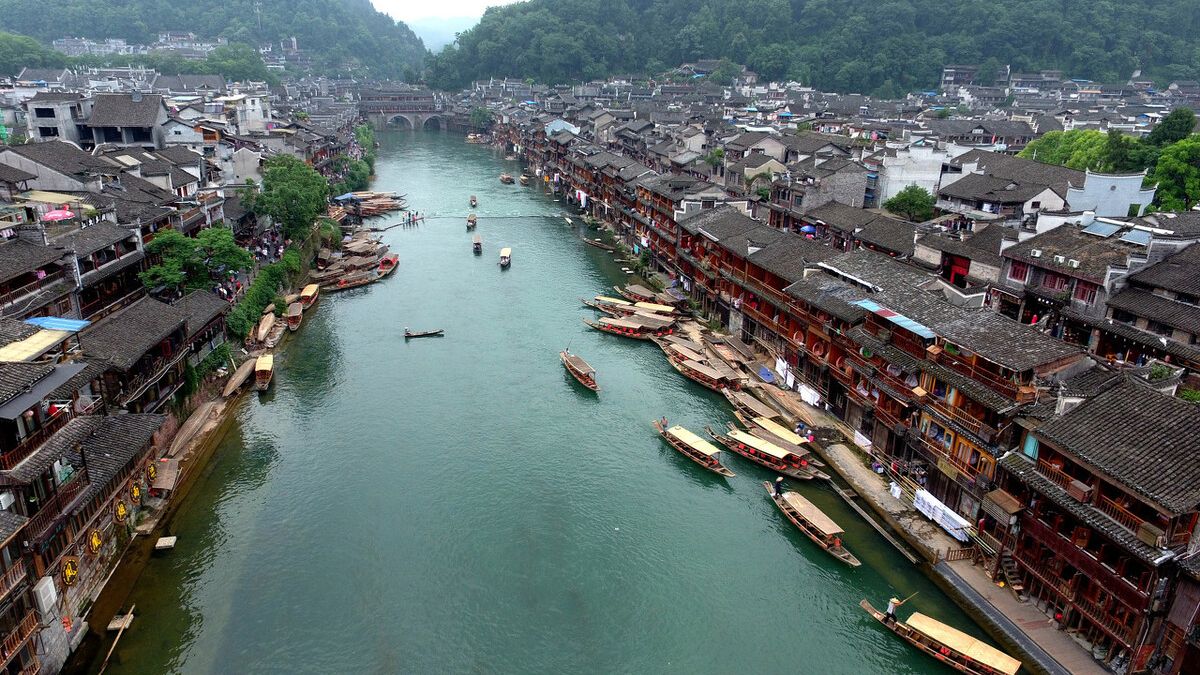 赵薇入主未果的企业筹划重组将注入凤凰古城经营权等旅游资产