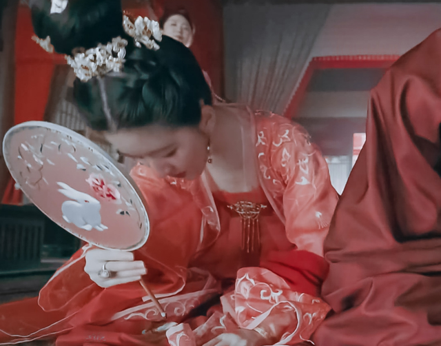 长歌行乐嫣皓都大婚赵露思美到众人团扇绣的兔子才是焦点