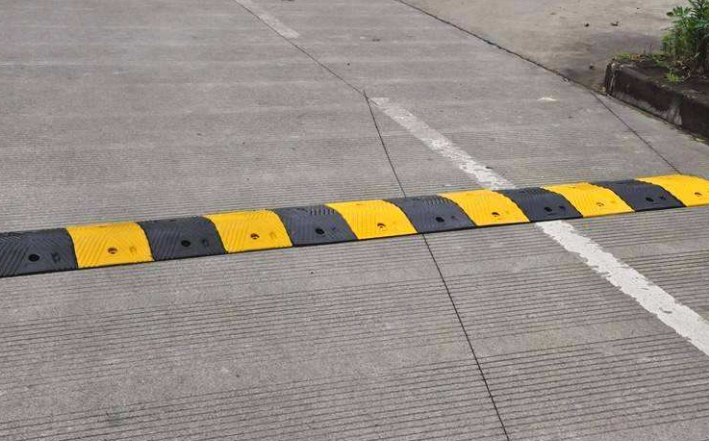 为了限制很多车辆的车速,你会发现,在马路上经常可以看到很多减速带的